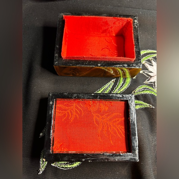 VTG Lacquered and Satin lined Stash or Trinket box. Made in China. - Picture 6 of 7